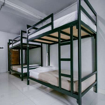 Oyo 421 Guyasuka Hostel & Cafe Банкок Екстериор снимка