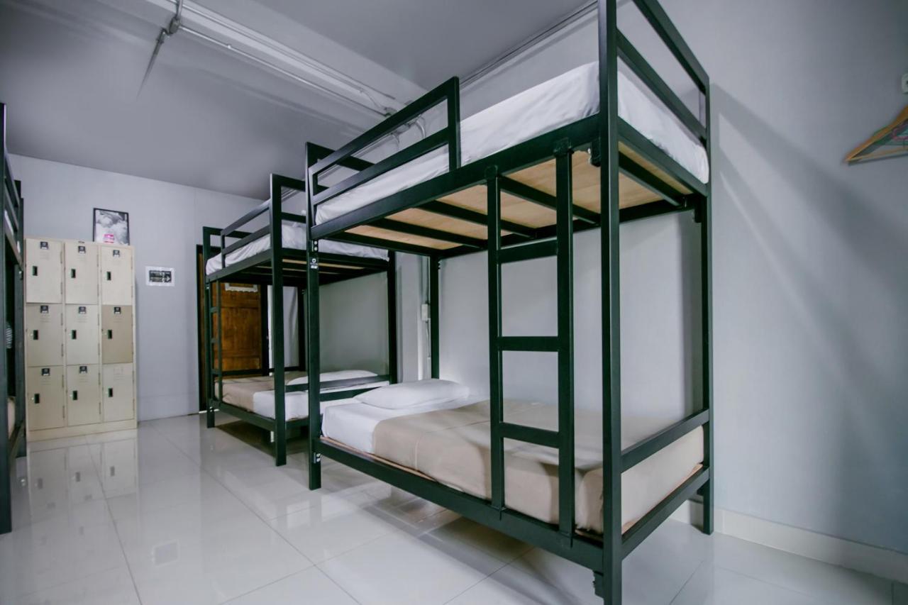 Oyo 421 Guyasuka Hostel & Cafe Банкок Екстериор снимка