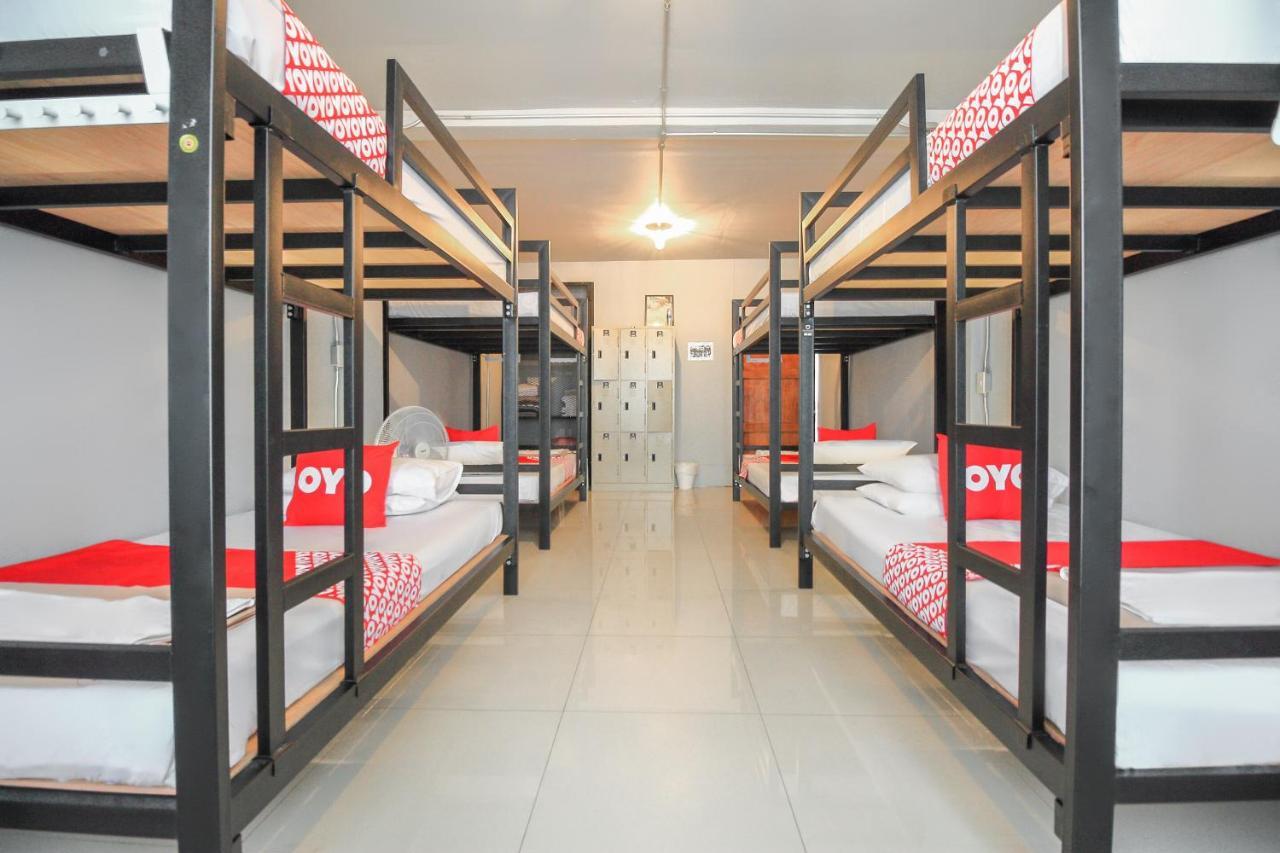 Oyo 421 Guyasuka Hostel & Cafe Банкок Екстериор снимка