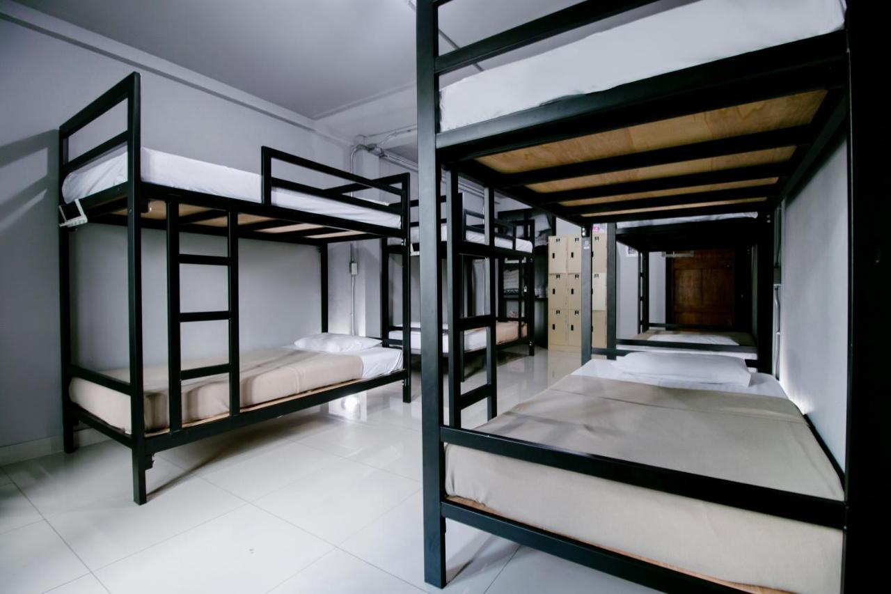 Oyo 421 Guyasuka Hostel & Cafe Банкок Екстериор снимка
