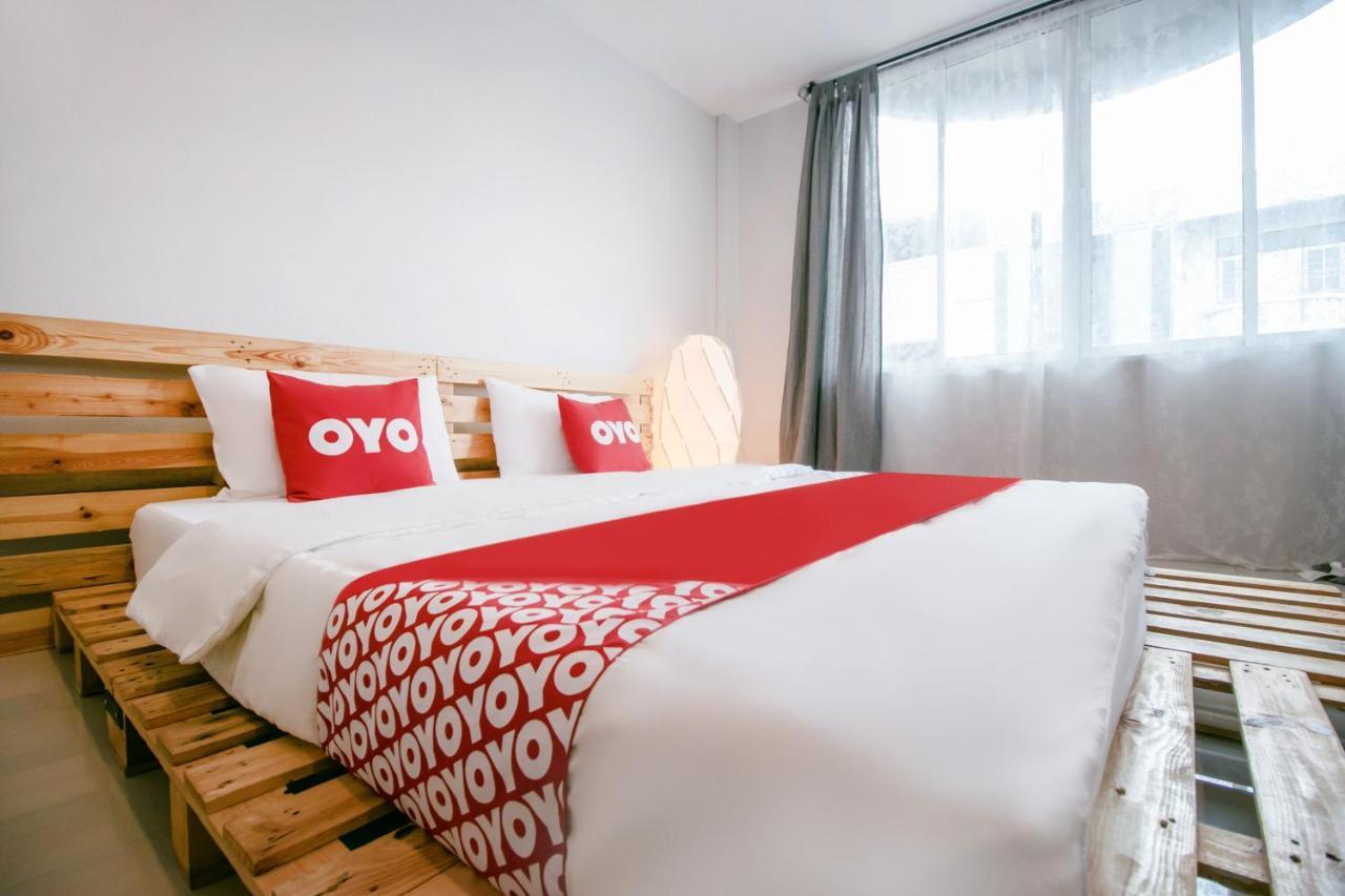 Oyo 421 Guyasuka Hostel & Cafe Банкок Екстериор снимка