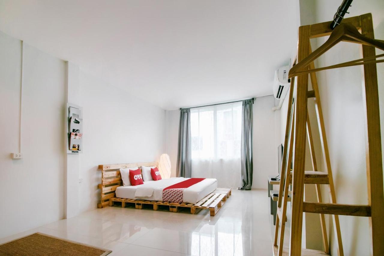 Oyo 421 Guyasuka Hostel & Cafe Банкок Екстериор снимка