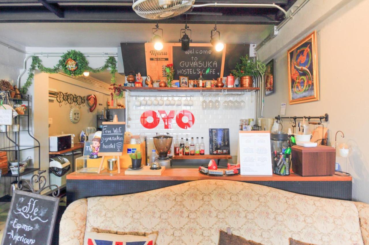 Oyo 421 Guyasuka Hostel & Cafe Банкок Екстериор снимка