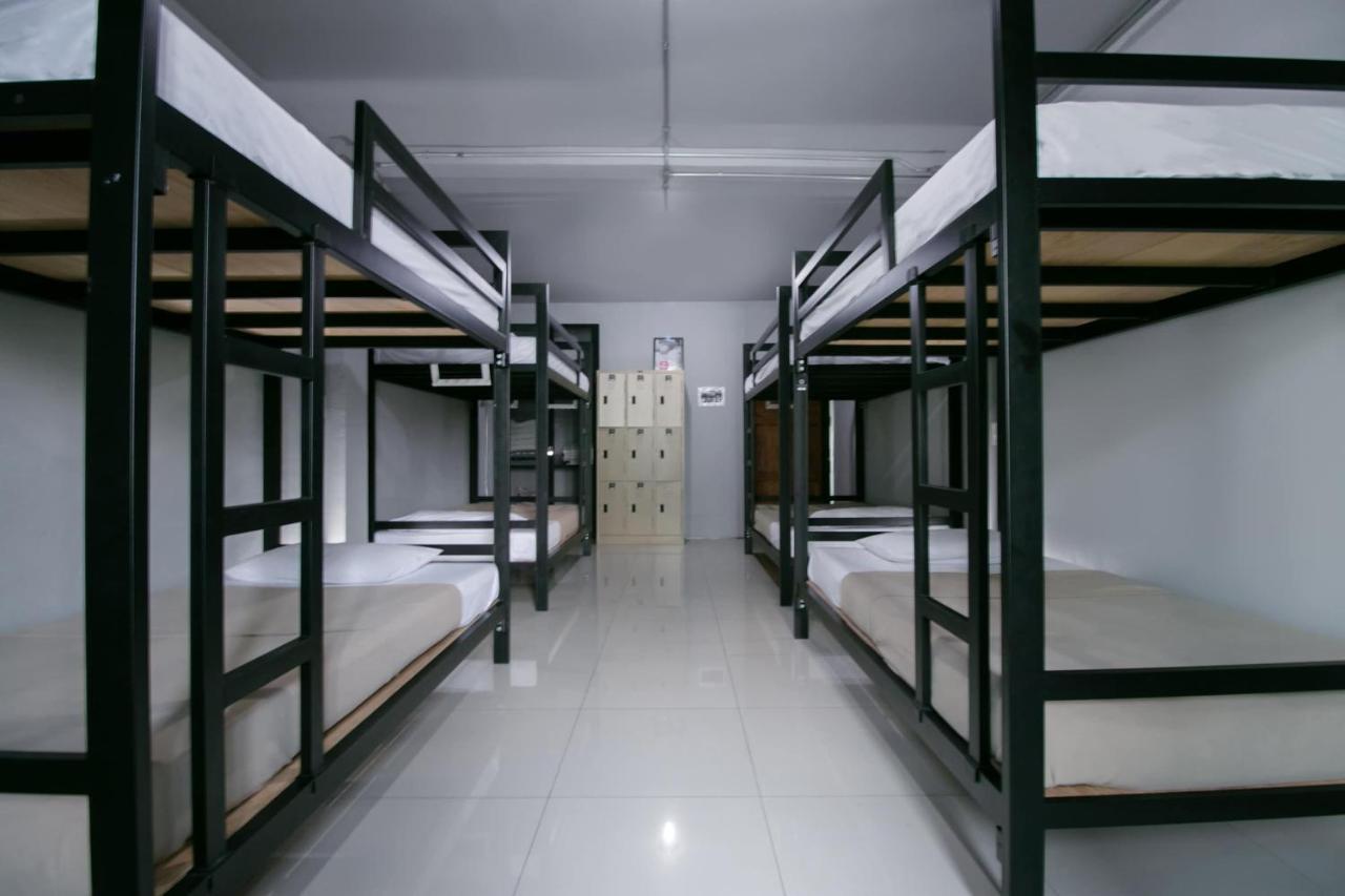 Oyo 421 Guyasuka Hostel & Cafe Банкок Екстериор снимка