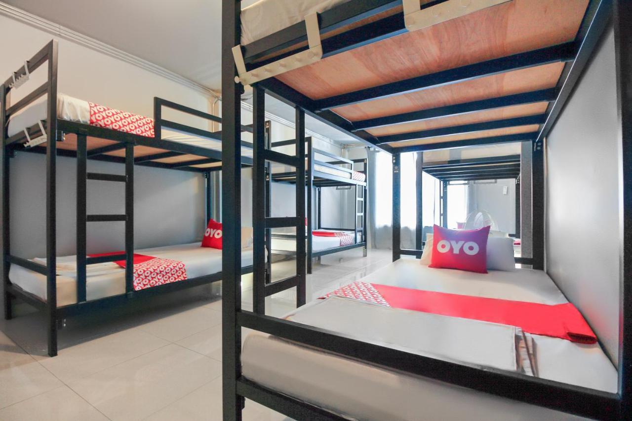 Oyo 421 Guyasuka Hostel & Cafe Банкок Екстериор снимка