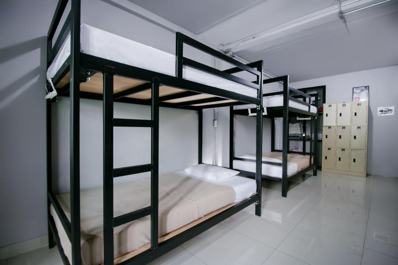 Oyo 421 Guyasuka Hostel & Cafe Банкок Екстериор снимка