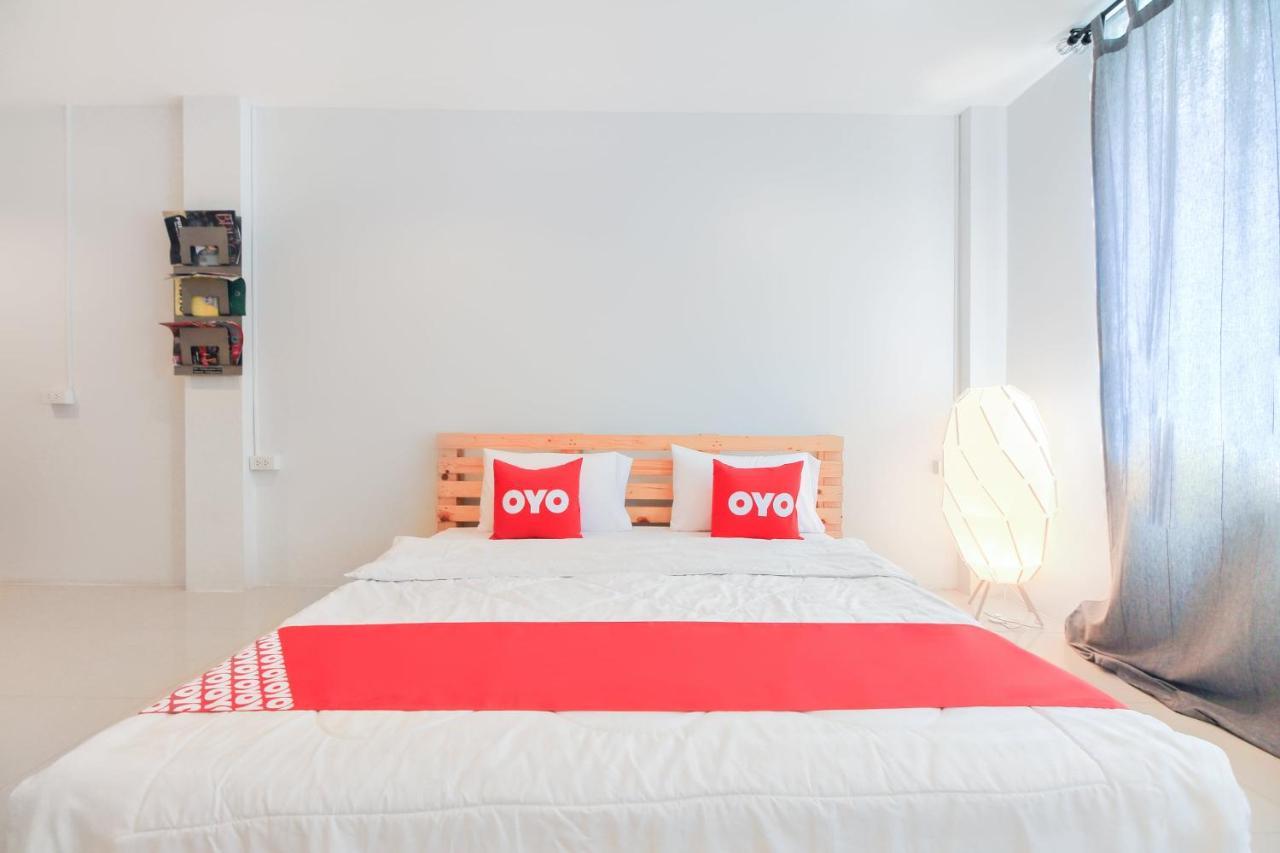 Oyo 421 Guyasuka Hostel & Cafe Банкок Екстериор снимка