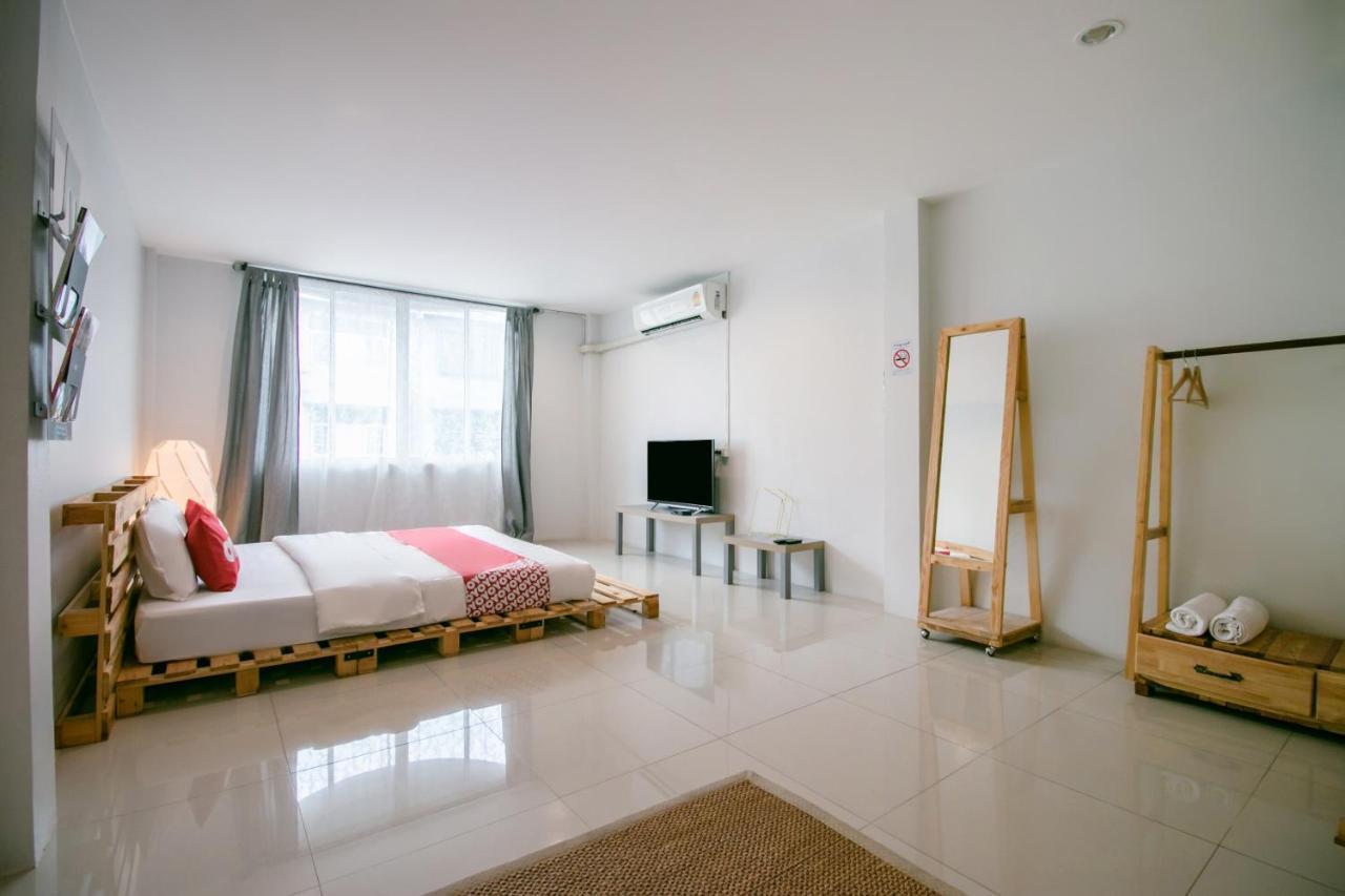 Oyo 421 Guyasuka Hostel & Cafe Банкок Екстериор снимка