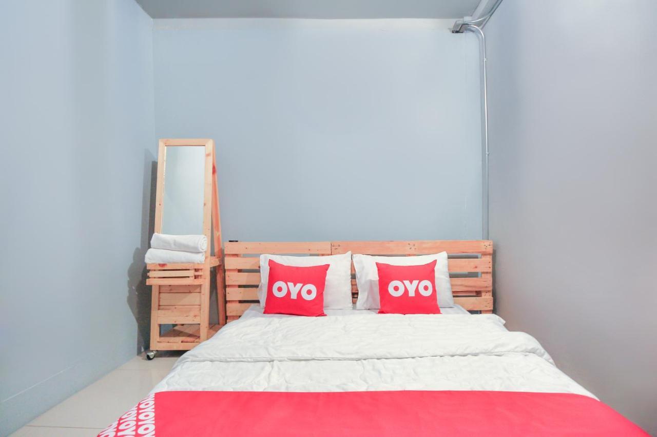 Oyo 421 Guyasuka Hostel & Cafe Банкок Екстериор снимка