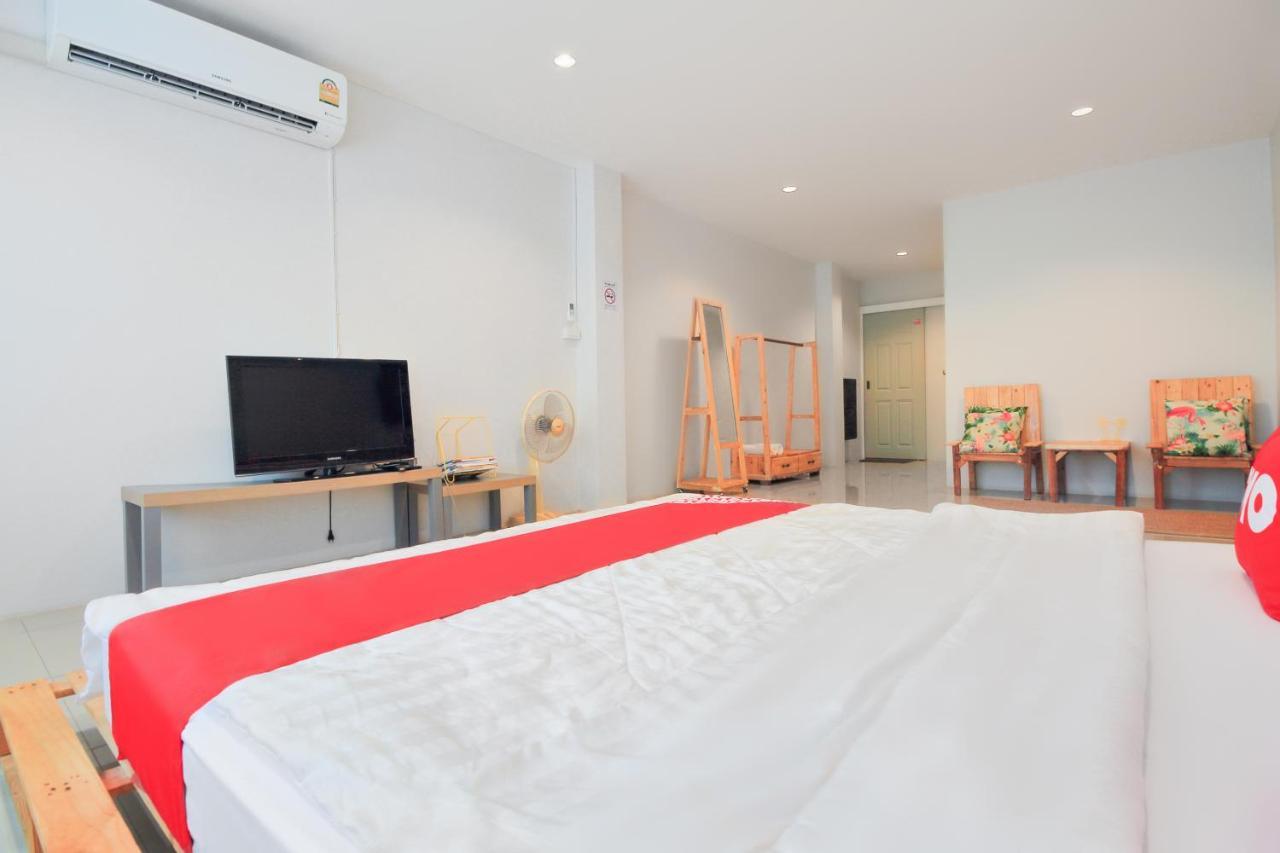 Oyo 421 Guyasuka Hostel & Cafe Банкок Екстериор снимка