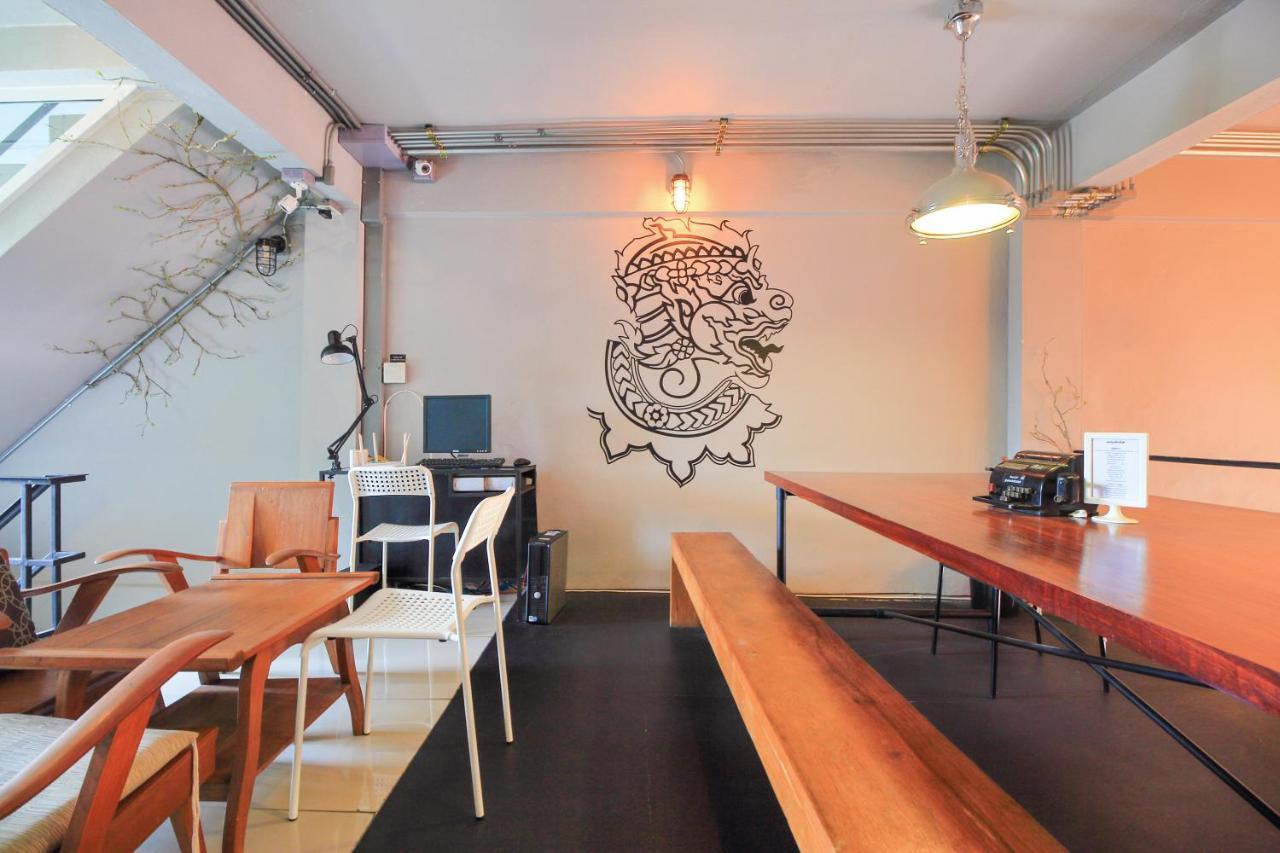 Oyo 421 Guyasuka Hostel & Cafe Банкок Екстериор снимка