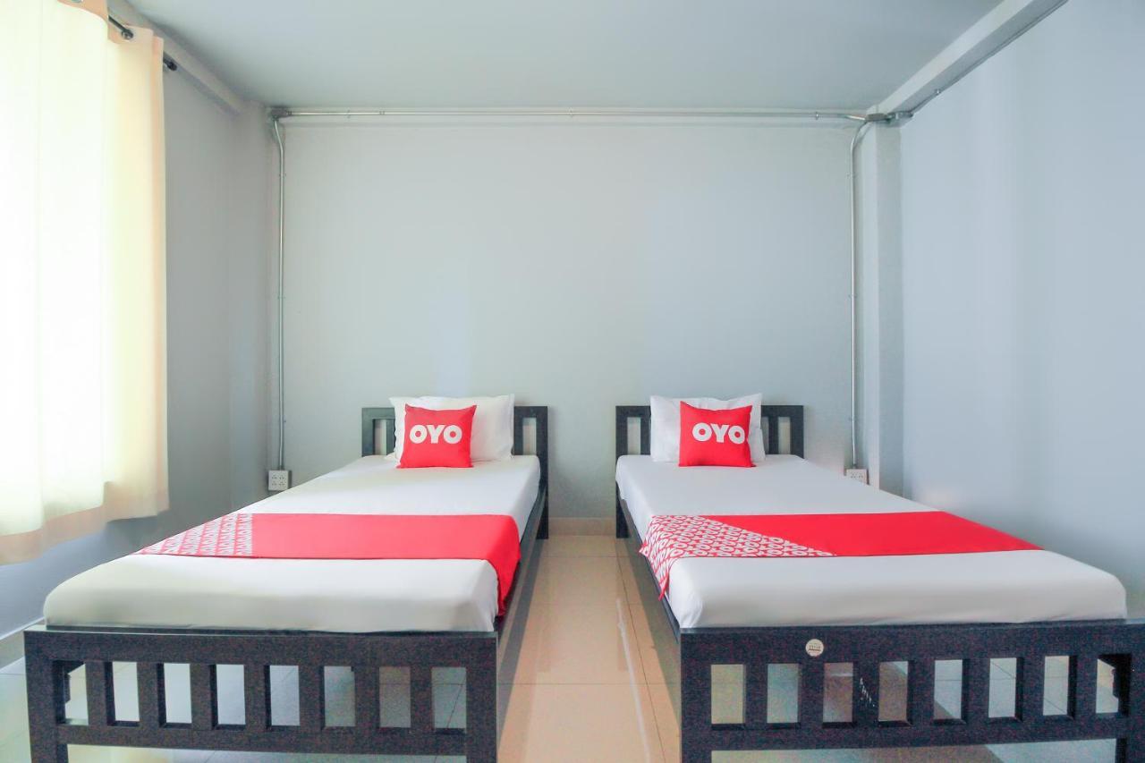 Oyo 421 Guyasuka Hostel & Cafe Банкок Екстериор снимка