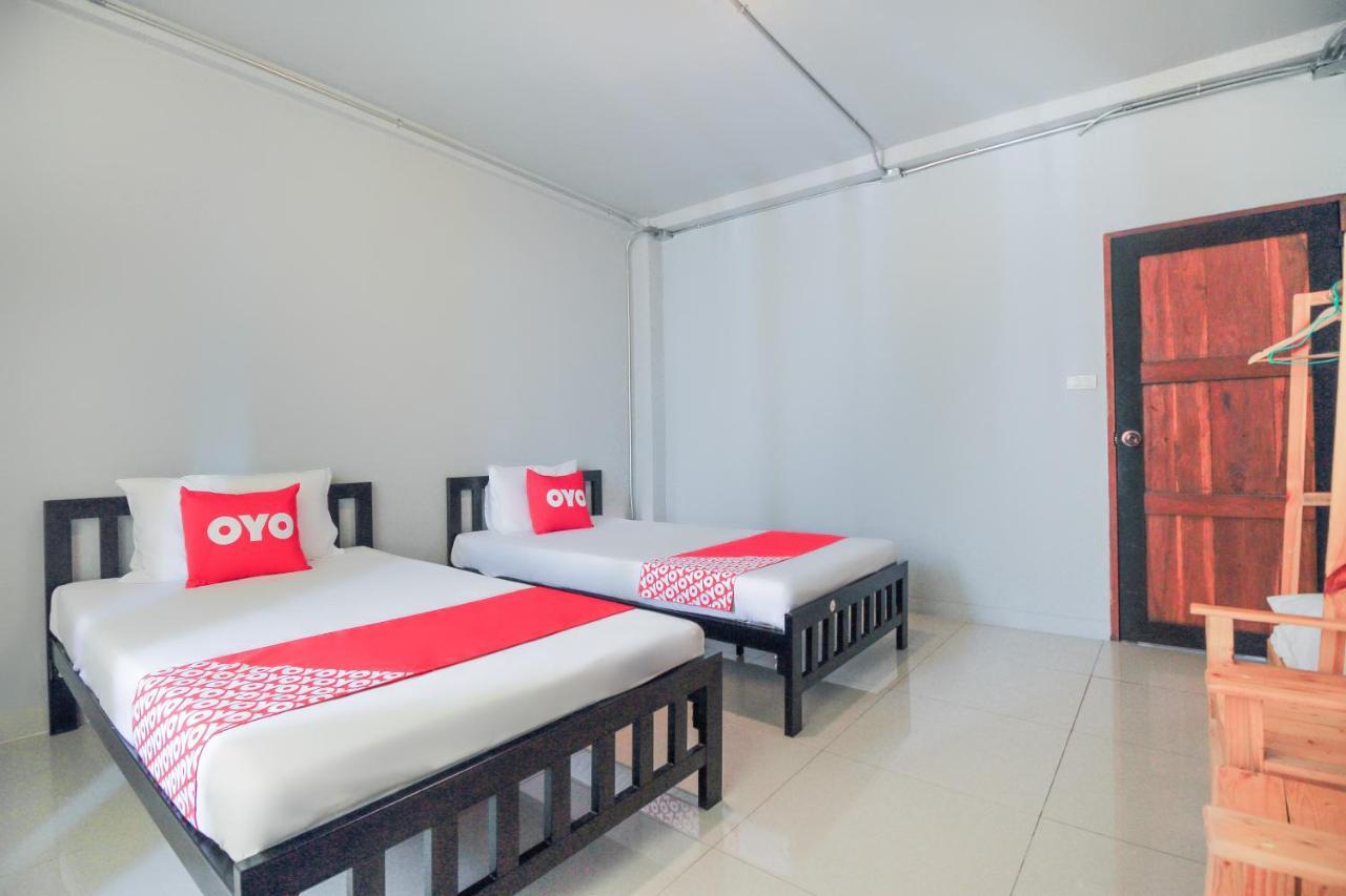 Oyo 421 Guyasuka Hostel & Cafe Банкок Екстериор снимка