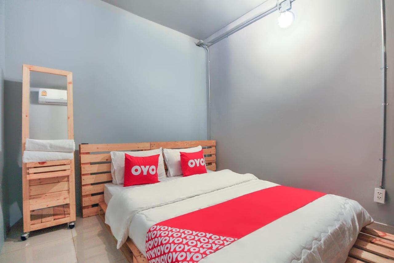 Oyo 421 Guyasuka Hostel & Cafe Банкок Екстериор снимка